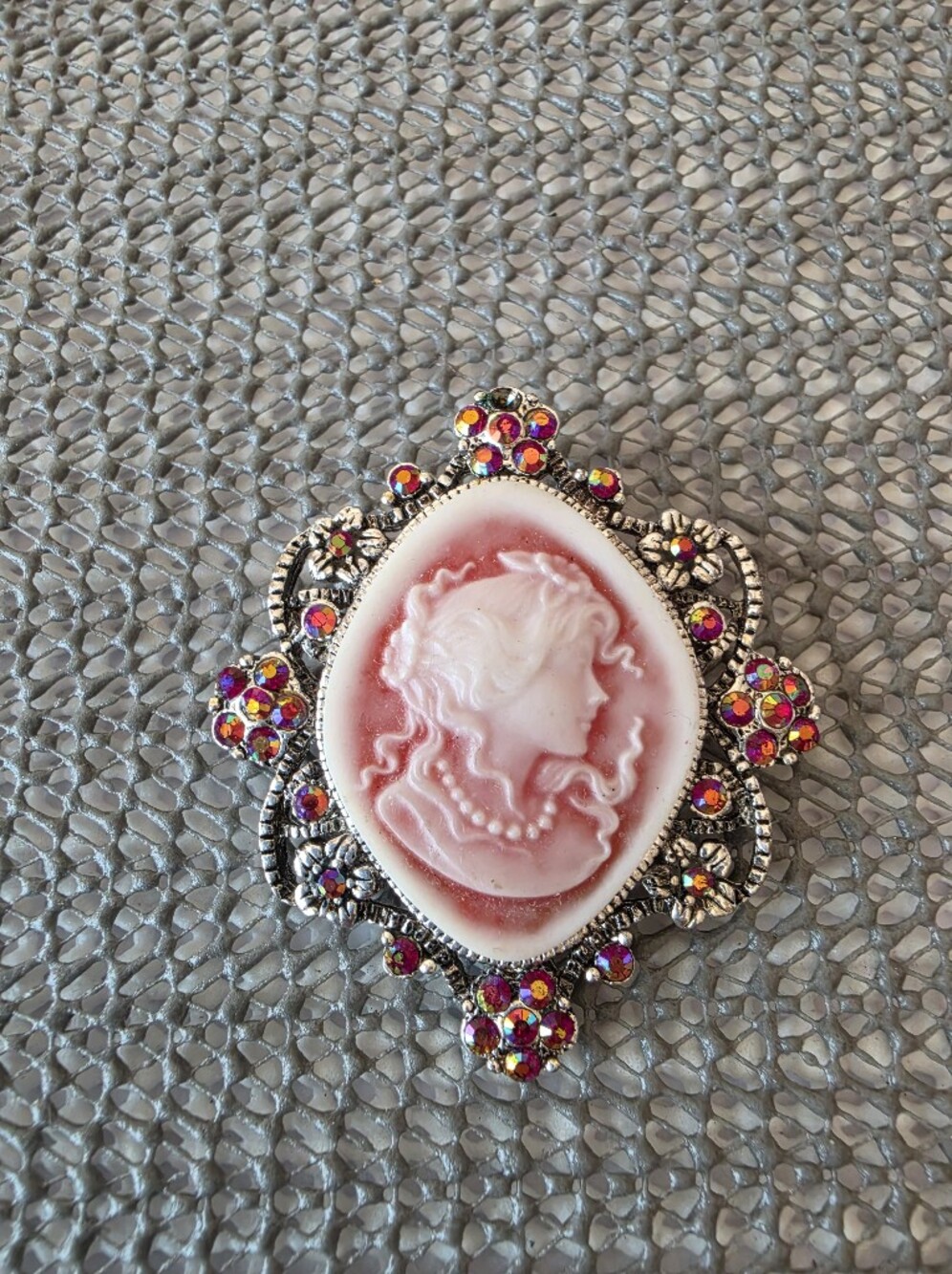 Vintage Style Pink & White Lady Cameo Brooch Pin Silver Tone Rhinestone